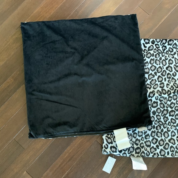 Pillow covers 2 black white grey leopard - Picture 7 of 11